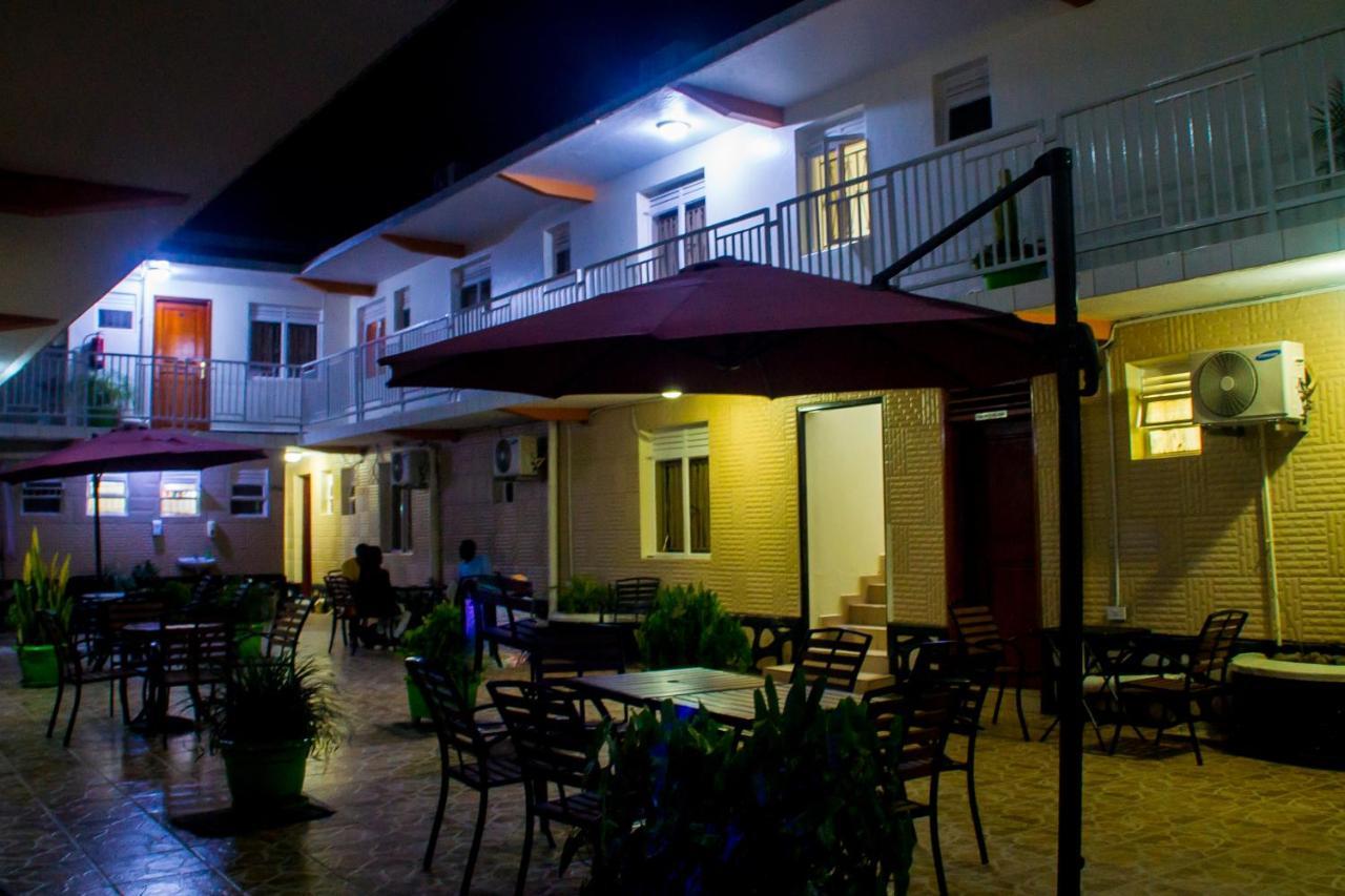 Sandton Hotel Kasese Exterior foto